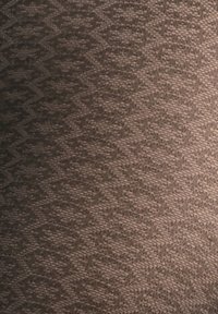 Brunt teksturert stoff med et gjentagende zigzag-mønster. Overflaten fremstår som glatt med en subtil glans, noe som skaper en lagdelt visuell effekt.