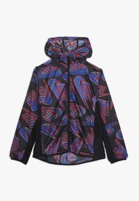 Bunda Nike s černou tkaninou a barevnými abstraktními vzory v červené a modré, s kapucí a plným předním zipem. Síťované prvky po stranách.