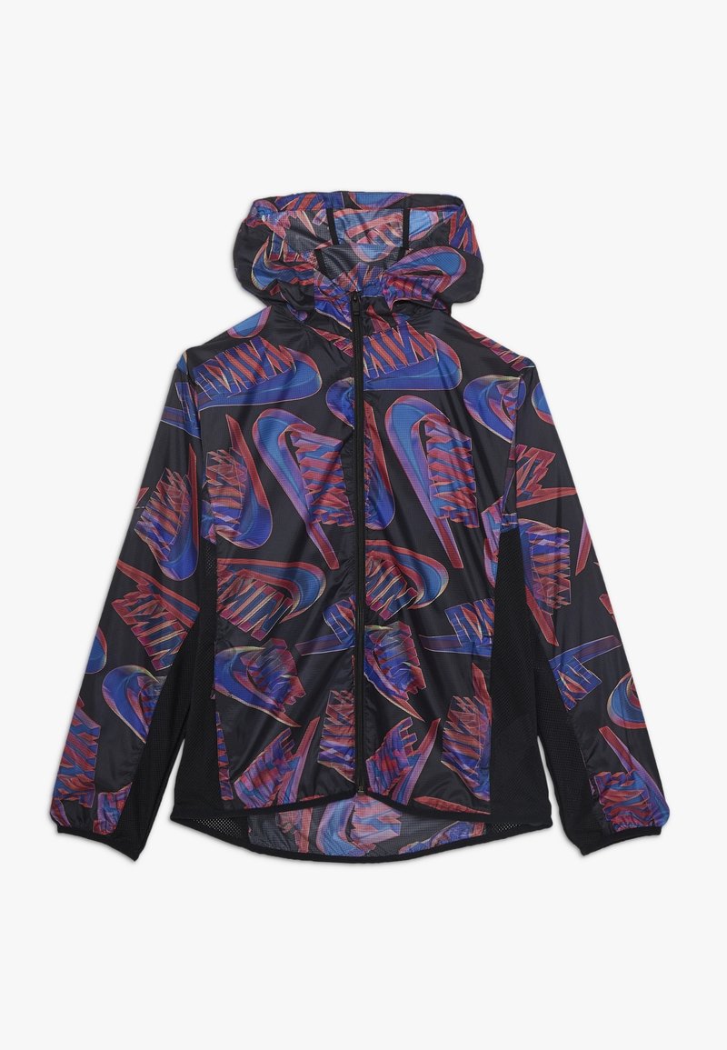 Bunda Nike s černou tkaninou a barevnými abstraktními vzory v červené a modré, s kapucí a plným předním zipem. Síťované prvky po stranách.