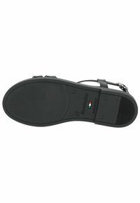 Černá podešev sandálu vyrobená z texturovaného gumového materiálu, rovného tvaru, s detaily značky. Obsahuje akcent italské vlajky a velikost.