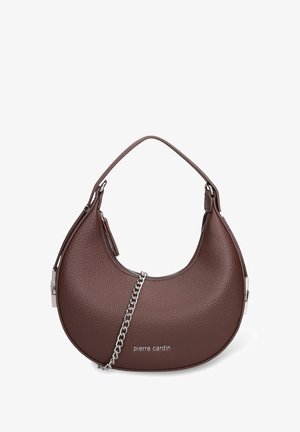 Borsa a mano in pelle marrone dalla forma a mezzaluna, superficie texturizzata e dettaglio a catena. Presenta un manico corto e il logo sul davanti.