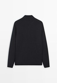 Mørkeblå langærmet pullover, lavet af blødt strikmateriale, med klassisk krave og subtile raglanærmer, minimalistisk design.