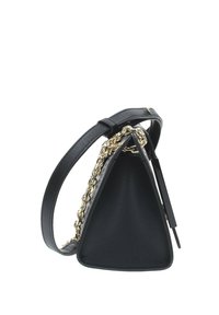 Borsa a tracolla triangolare nera con finitura testurizzata, accentuata da una catena dorata e una tracolla in pelle rimovibile. Design minimalista e profilo elegante.