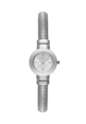 Montre analogique argentée avec un cadran rond et un design de cadran minimaliste. Présente un bracelet métallique strié et un boîtier texturé pour plus de détails.