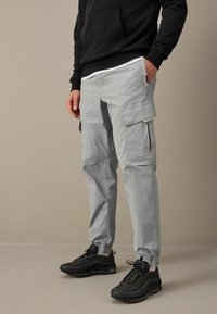 Next STRETCH UTILITY REGULAR TAPERED - Pantalon cargo - light grey