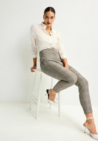 Next SHAPEWEAR TALL - Pantalon classique - brown check
