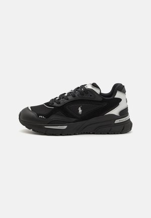 Svart sneakers med mesh- og syntetisk overdel, avrundet tå, teksturerte detaljer og en sølvlogo på hælen.