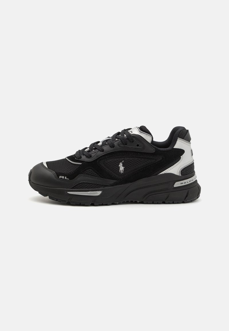Zapatillas negras con parte superior de malla y sintético, punta redondeada, acentos texturizados y logotipo plateado en el talón.