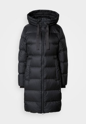 Piumino nero con cappuccio, zip frontale e tasche a toppa. Realizzato in tessuto liscio con design trapuntato e polsini elasticizzati.