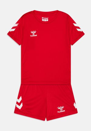 Roter Sportanzug, bestehend aus einem kurzärmeligen Shirt und Shorts, mit weißem Logo und Akzenten, aus atmungsaktivem, leichtem Material gefertigt.