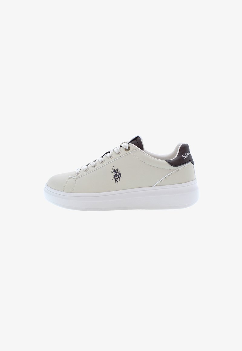 Ljust beige sneakers med vit sula, lädermaterial, rund tå och platta snören. Funktioner mörkbrun hälaccent och logotypdetalj på sidan.