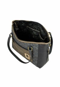 Sac à main matelassé noir avec une poche d'accent marron clair, fermeture éclair intérieure et poches, texture lisse, et doubles poignées pour un transport facile.