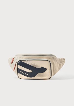 Banane en cuir perforé beige avec poche avant zippée, présentant un grand logo noir Bally et des tirettes de fermeture contrastantes.