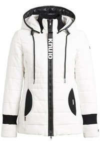 Veste isolante blanche avec une doublure de capuche noire, fermeture éclair et poches latérales. Présente une texture matelassée et un détail de logo à l'avant.