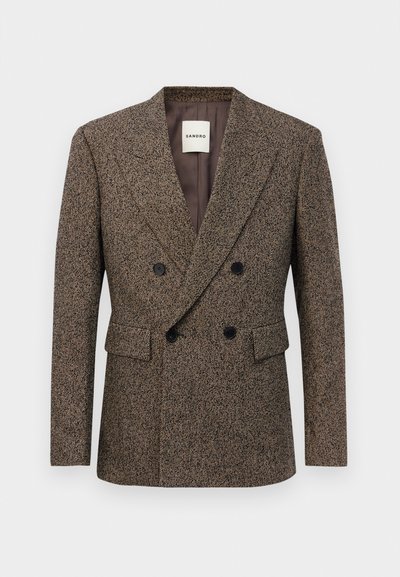 Brązowa dwurzędowa marynarka z tkaniny tweed, z czarnymi guzikami i kieszeniami z klapami, dopasowany krój i kołnierz z wycięciem.