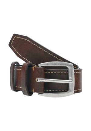 Bruine leren riem met witte stiknaden, zilverkleurige rechthoekige gesp en twee leren lussen, opgerold tegen een witte achtergrond.