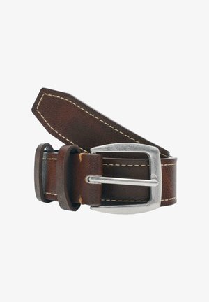 Cintura in pelle marrone con cuciture bianche, fibbia rettangolare argentata e due passanti in pelle, arrotolata su uno sfondo bianco.