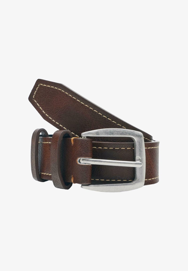 Hnedý kožený opasok s bielym prešitím, striebornou obdĺžnikovou prackou a dvoma koženými slučkami, zvinutý na bielom pozadí.