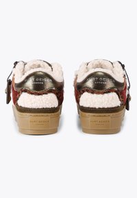 Baskets épaisses avec une semelle texturée beige, un dessus en peluche marron et rouge, et des accents métalliques en bronze. Dotées d'une doublure en fourrure et d'un détail de logo.