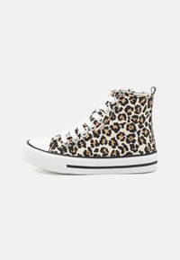 Wysokie sneakersy z wzorem w panterkę w kolorze czarnym i brązowym, biała gumowa podeszwa z czarnymi paskami oraz białe oczka i sznurówki.