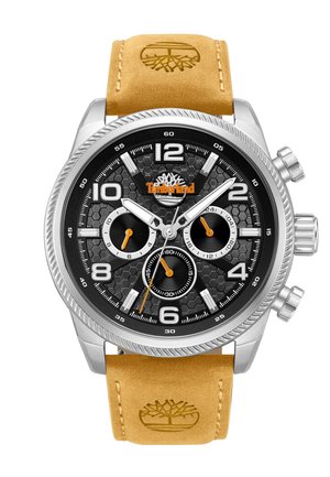 Nerezové oceľové hodinky Timberland s čiernym šesťuholníkovým číselníkom, tromi podčíselníkmi s oranžovými akcentmi, veľkými bielymi číslicami a hnedým koženým remienkom s vyrazeným logom stromu.