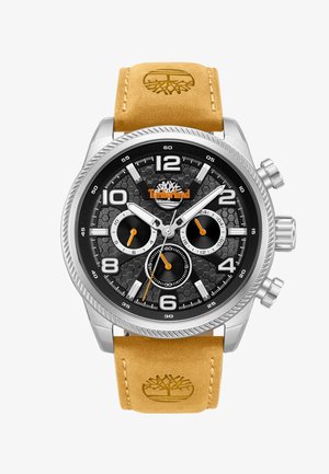 Nerūsējošā tērauda Timberland pulkstenis ar melnu sešstūra ciparnīcu, trim oranžiem akcentētiem sekundstundu ciparnīcām, lieliem baltiem cipariem un brūnu ādas siksniņu ar iegravētu koka logo.