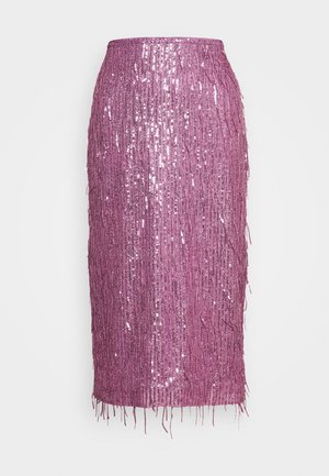 Jupe midi violette couverte de sequins verticaux et de détails en franges sur un fond blanc uni.
