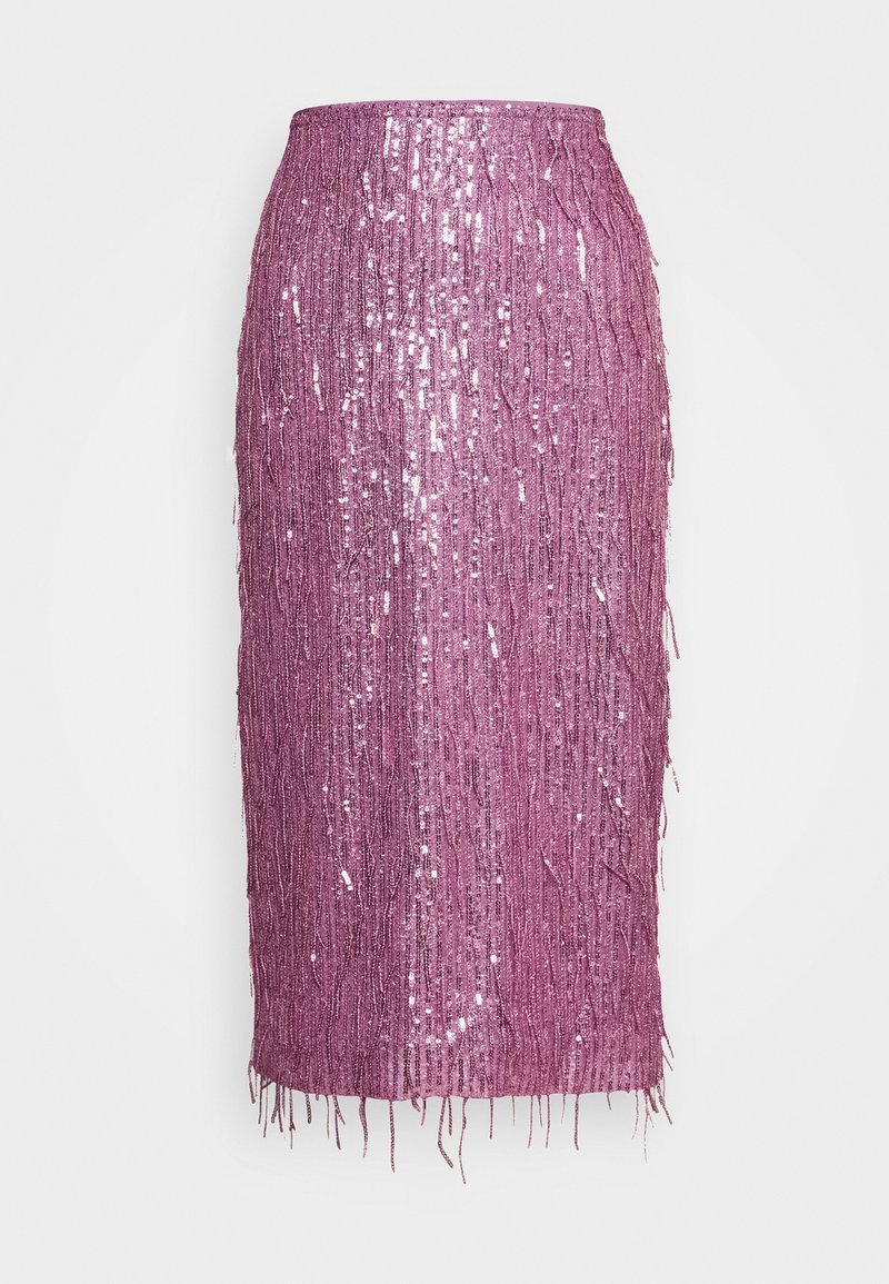 Jupe midi violette couverte de sequins verticaux et de détails en franges sur un fond blanc uni.