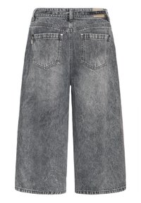 Shorts en denim gris taille haute à jambes larges, texture délavée, poches plaquées arrière, passants pour ceinture et petite étiquette latérale sur la poche arrière gauche.