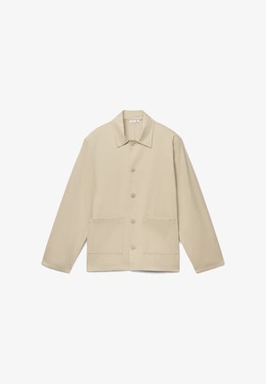 Giacca leggera beige, maniche lunghe, colletto a camicia, chiusura frontale con bottoni, presenta due tasche applicate, tessuto dalla trama liscia.