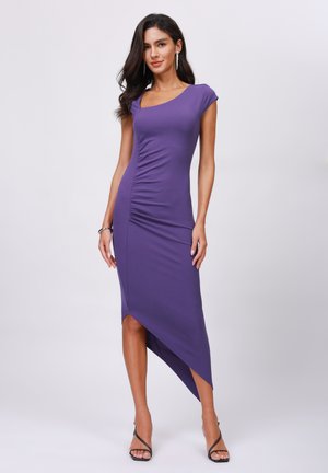 Robe moulante violette avec un décolleté en forme de bateau et des manches courtes, présentant des froncés et un ourlet asymétrique. Tissu lisse et extensible.
