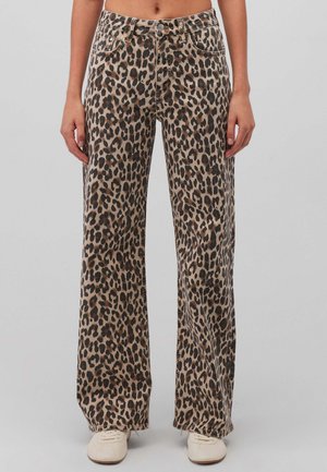 Pantaloni a gamba larga in stampa leopardata realizzati in tessuto morbido. Base marrone con macchie nere. Presentano una chiusura con zip, tasche frontali e una vestibilità ampia.