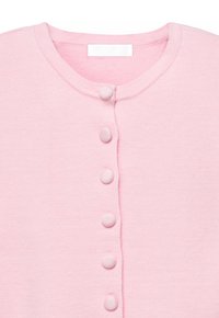 Cardigan rose pâle boutonné avec des boutons recouverts de tissu ronds et un col arrondi.