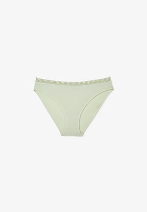 Sous-vêtement féminin vert clair avec une ceinture simple présentant un motif géométrique subtil cousu, affiché sur fond blanc.