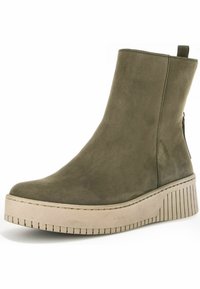 Stivale alla caviglia in suede verde con punta tondeggiante, suola platform e intersuola testurizzata. Presenta una cerniera laterale e un pull tab per facilitare la calzata.