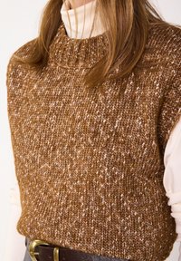 Maglione senza maniche marrone lavorato a maglia con un collo alto a costine, caratterizzato da un motivo testurizzato e leggere sfumature di crema.