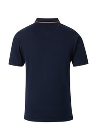 Marineblauw polo shirt met korte mouwen, een klassieke kraag en een oranje accent langs de kraagnaad. Zachte textuur en reguliere pasvorm.
