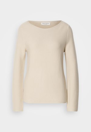 Pull en tricot beige avec des manches longues, un col arrondi et une texture lisse. Étiquette visible au niveau du cou, avec des détails en bord-côtes légers.