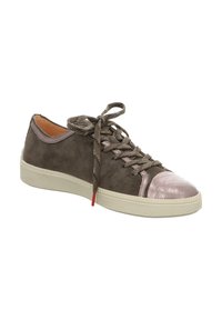Braune Wildledersneaker mit einer glänzenden metallischen pinken Zehenkappe. Verfügt über strukturierte Schnürsenkel und eine kontrastierende hellfarbige Sohle. Roter Akzent in der Nähe der Schnürsenkel.