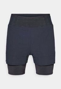 Męskie spodenki sportowe w ciemnoniebieskim kolorze, z dopasowaną wewnętrzną warstwą i luźniejszą zewnętrzną warstwą, zaprojektowane z myślą o komforcie i elastyczności.
