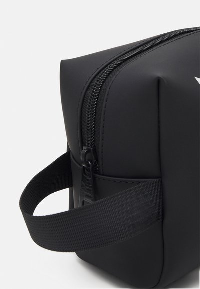Trousse de toilette rectangulaire noire en matériau mat. Elle dispose d'une fermeture éclair, d'une sangle texturée et d'un design épuré et minimal.