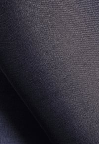 Tessuto scuro testurizzato con un delicato motivo a rete; superficie liscia, leggermente riflettente, con una tonalità blu navy profonda. Adatto per rivestimenti o abbigliamento.