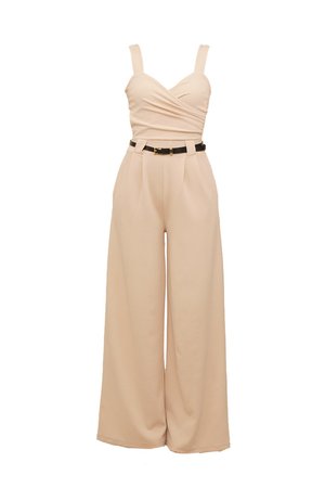 Tuta beige con corpetto aderente, design incrociato, pantaloni a gamba larga e una cintura nera con fibbia dorata. Tessuto dalla consistenza morbida.