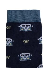 Calcetines marinos con un puño texturizado en azul, que presentan pequeños patrones de coches vintage y pajaritas en azul claro tejidos a lo largo.