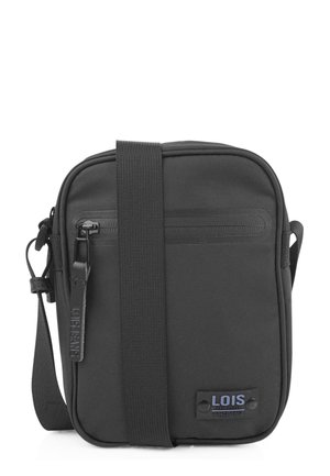 Bolso cruzado de nylon negro con correa ajustable, bolsillo delantero con cremallera y detalle sutil del logo. Forma rectangular con textura suave.