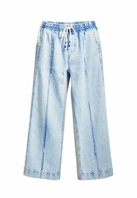 Pantalon large en denim bleu clair avec taille élastique, détail de cordon de serrage et poches latérales ; possède des coutures verticales pour un design amélioré.
