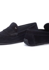 Mocasines de ante negro con un diseño cosido, marca discreta y suelas de goma con textura para un buen agarre. Textura suave en toda la superficie.