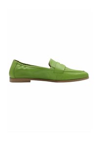 Groene leren loafers met een ronde neus, gestikte details en een tonale band over de wreef. Een platte bruine zool maakt het ontwerp af.