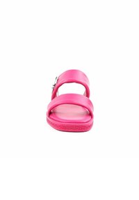 Sandal in rosa con due ampie cinghie, suola testurizzata e un motivo decorativo lungo il bordo. Chiuso con una fibbia argentata.
