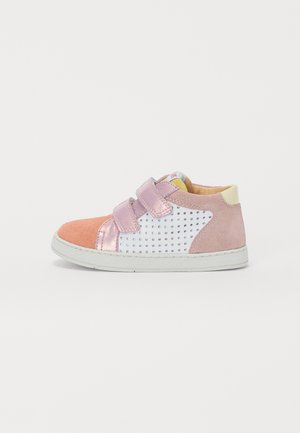 MOUSSE EASY PERFO - Chaussures premiers pas - blanc/nude
